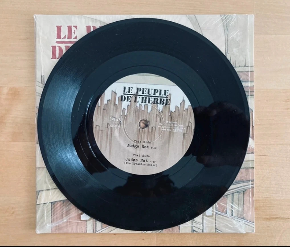 Disco de vinilo 45T Le peuple de l’herbe Judge Not. – photo 2